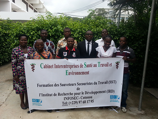 Photo de famille à la fin de la formation sur le sauvetage secourisme du travail par Dr Hervé LAWIN | Médecin du Travail | CISTE